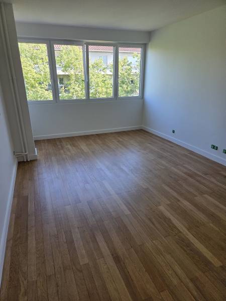 Ratissage de mur à Lyon avec enduit de rebouchage et lissage